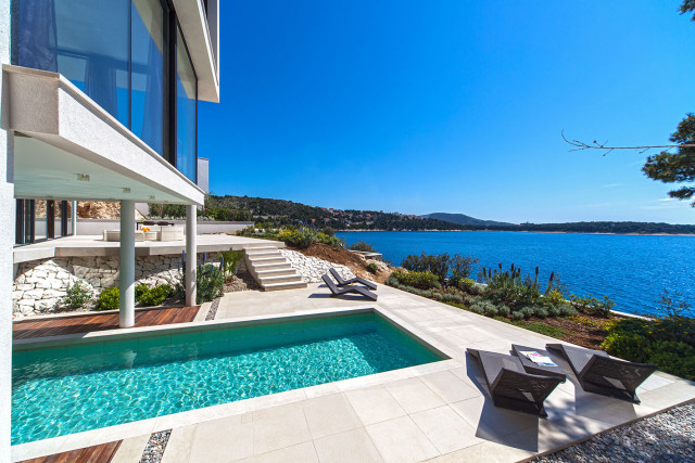 Villa Plaza III: Header #1