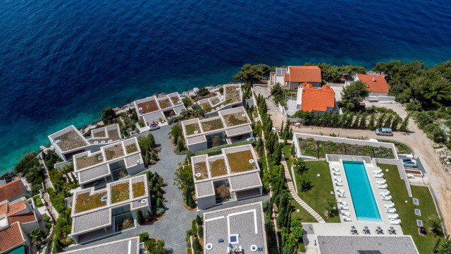 Villa Plaza III: Header #1